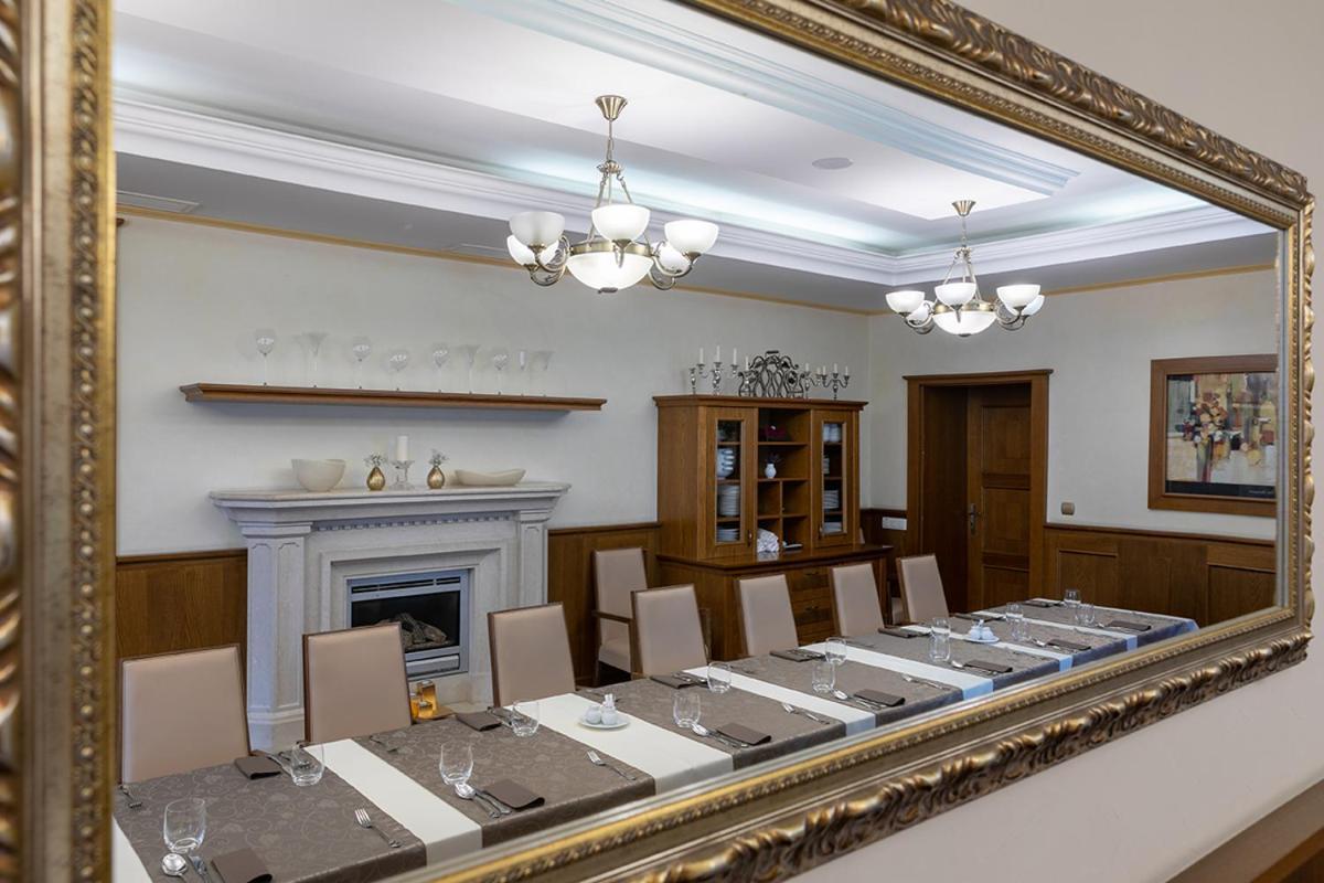 Hotel Abacie & Wellness Valašské Meziříčí Buitenkant foto