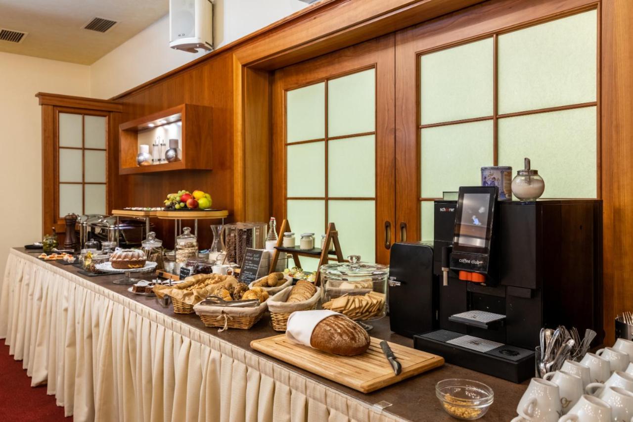 Hotel Abacie & Wellness Valašské Meziříčí Buitenkant foto