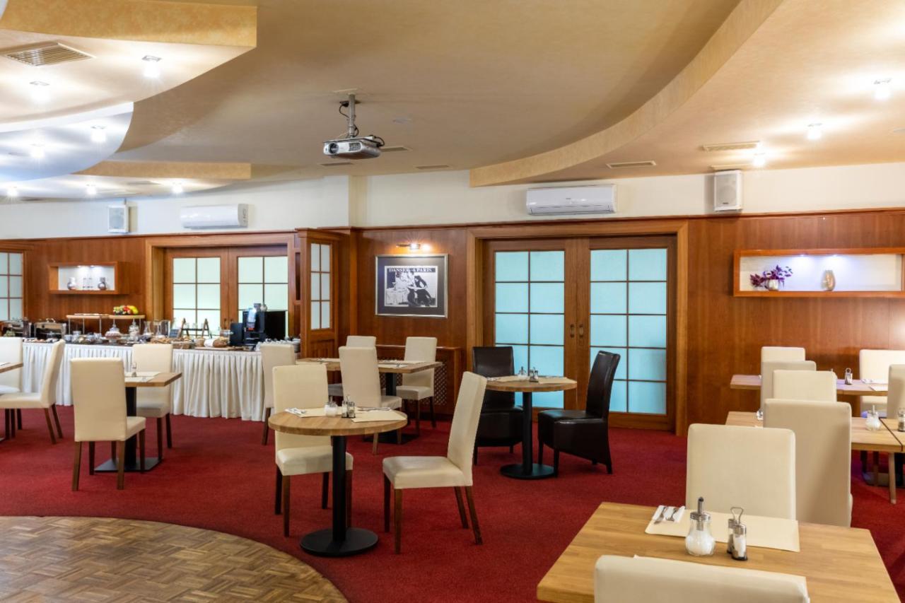 Hotel Abacie & Wellness Valašské Meziříčí Buitenkant foto