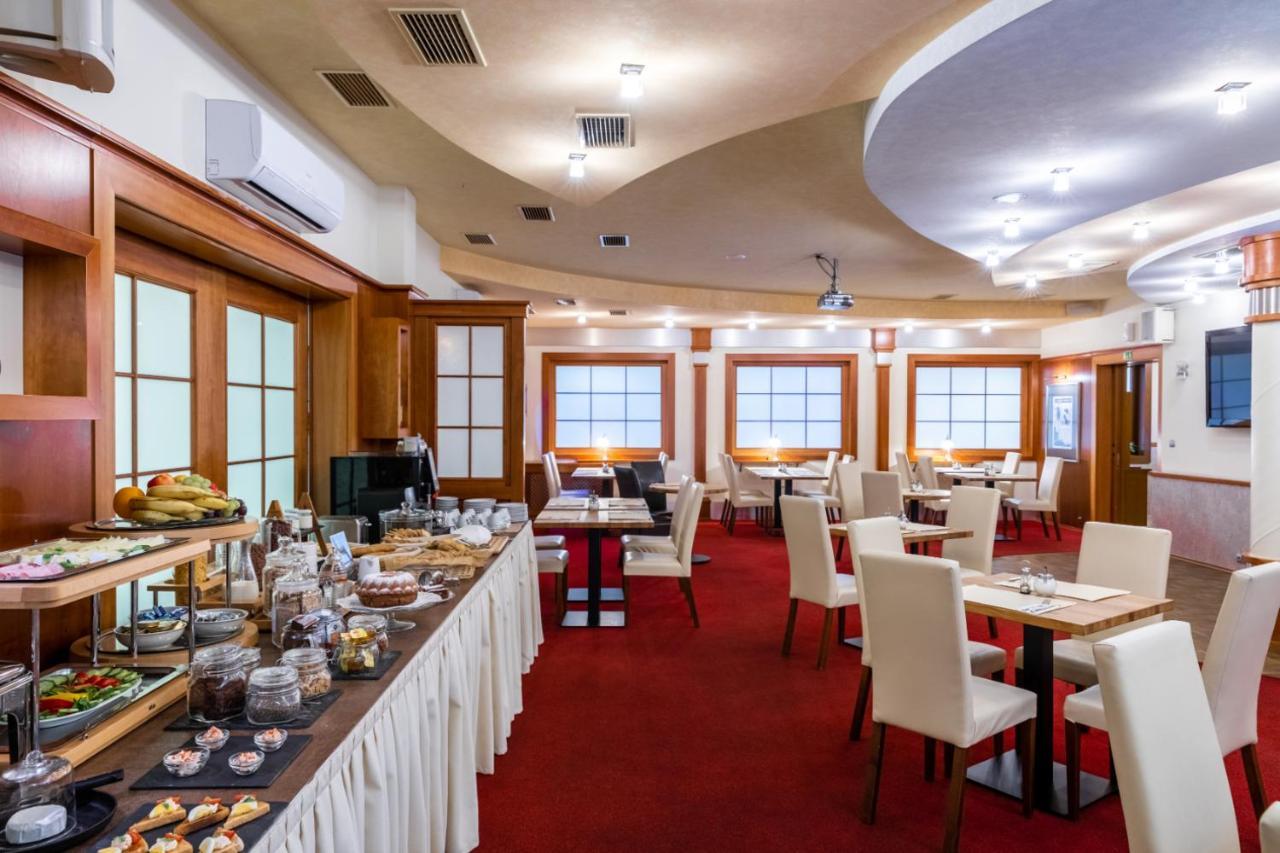 Hotel Abacie & Wellness Valašské Meziříčí Buitenkant foto