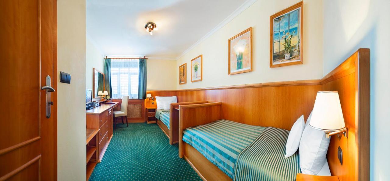 Hotel Abacie & Wellness Valašské Meziříčí Buitenkant foto
